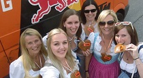 A fotó nyári fesztiválon (Sommerfest) készült a KTM Group mézeskalácsával. Forrás: karriere.at
