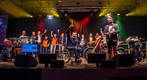 A fotó a KTM Group 2016-os karácsonyi partiján készült. Forrás: karriere.at